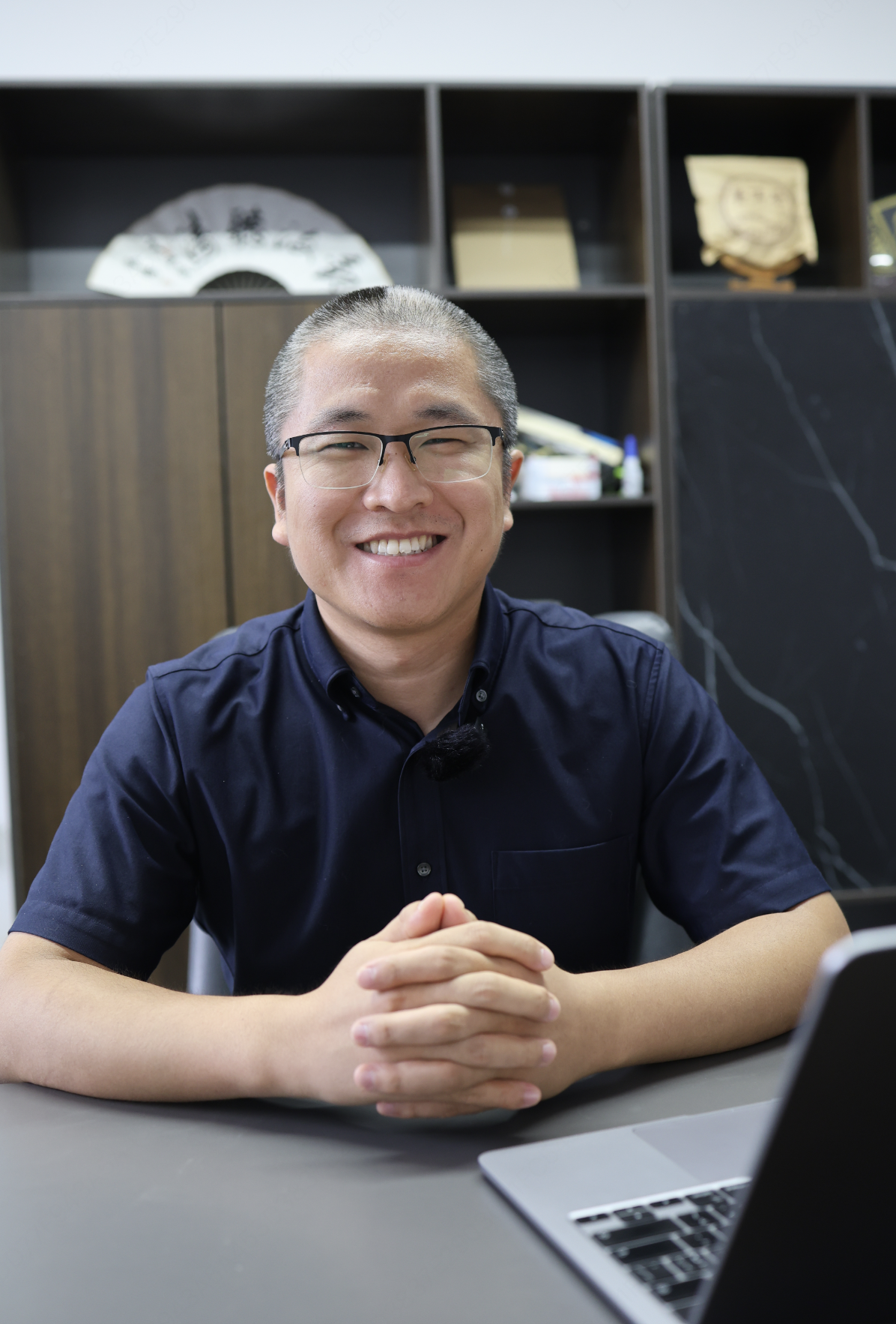 四十岁左右中年男性头像，穿白色衬衫，蓝色背景