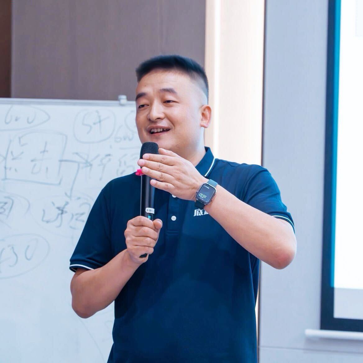 三十岁左右女性头像，穿职业套装，蓝色背景