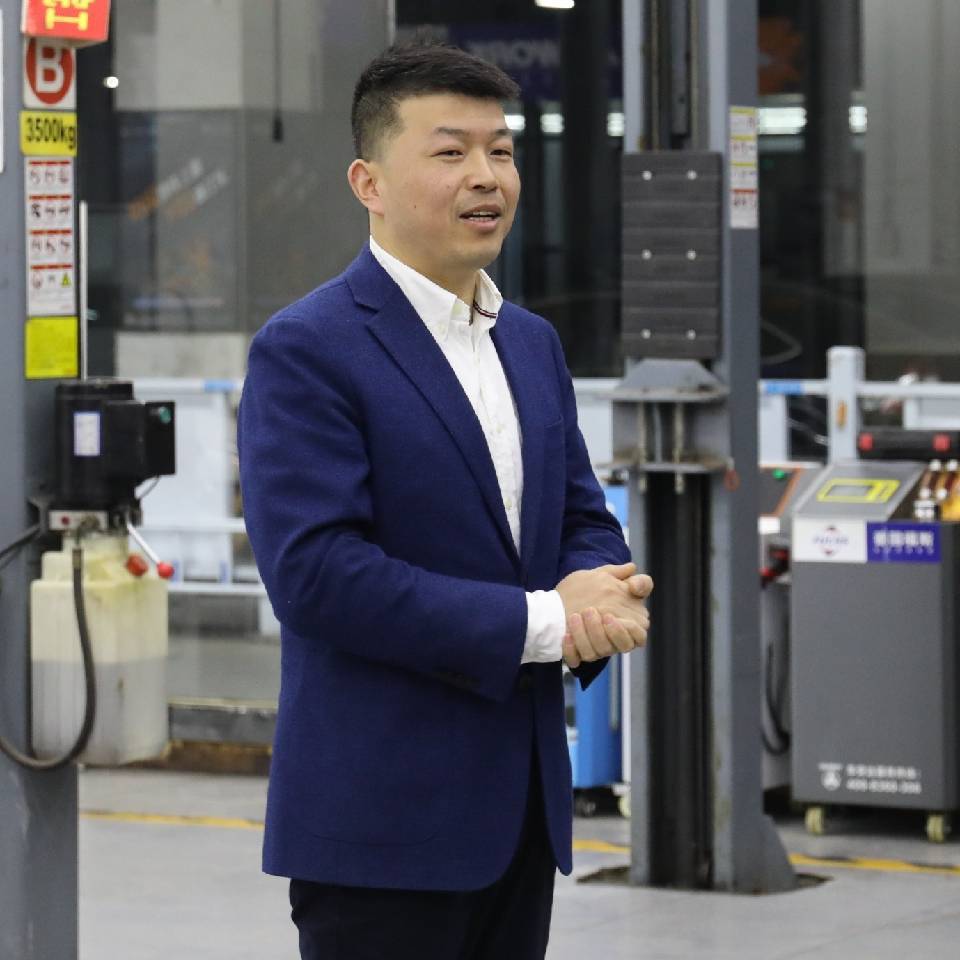 三十五岁左右男性头像，穿深色西装，蓝色背景