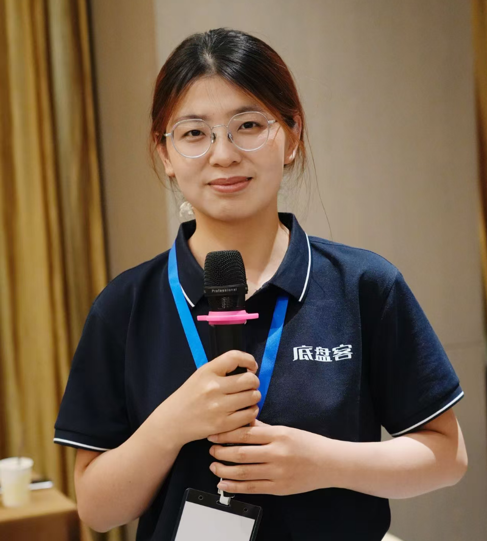 四十五岁左右男性头像，穿深色衬衫，蓝色背景