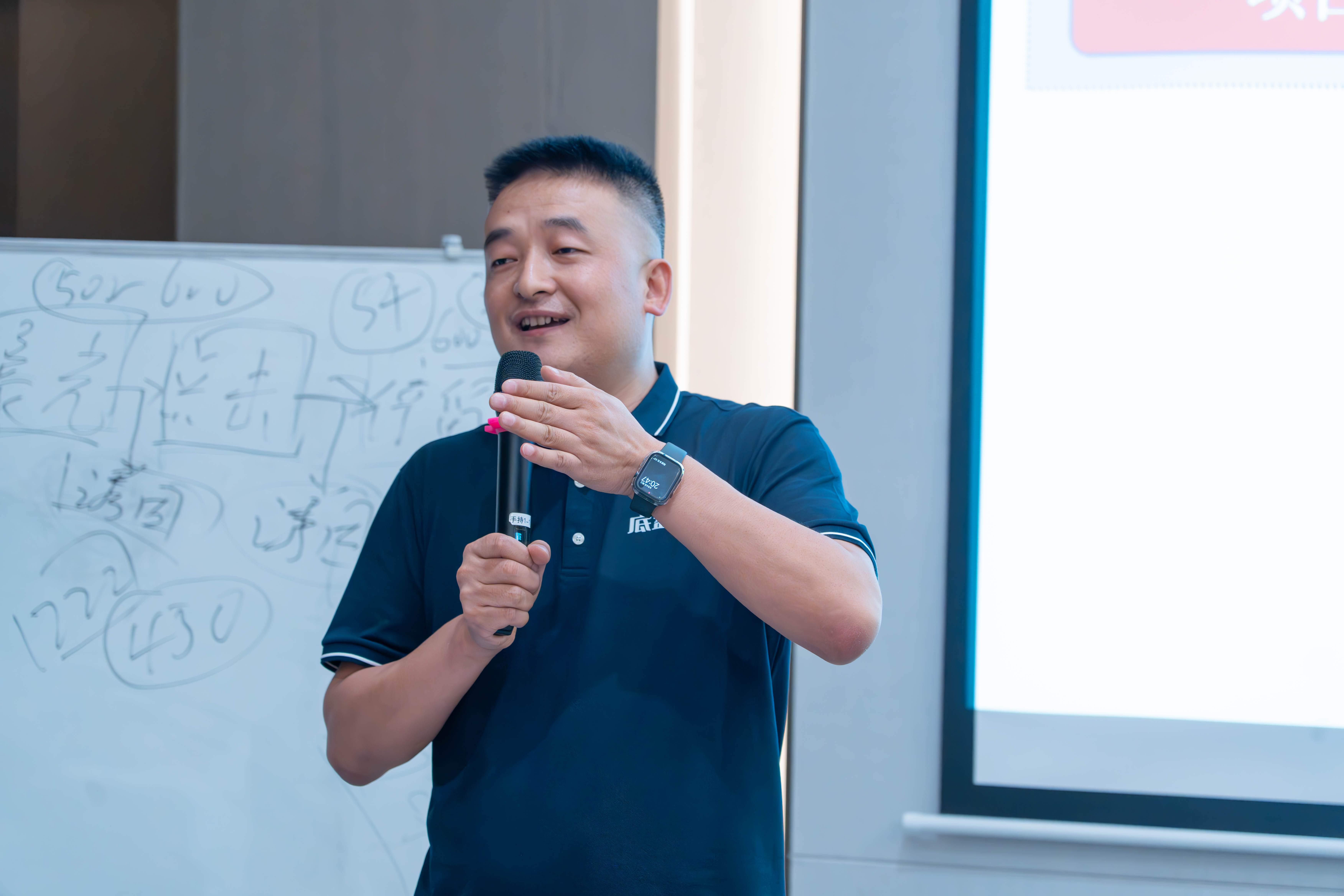 四十五岁左右中年男性头像,穿深色毛衣,背景虚化