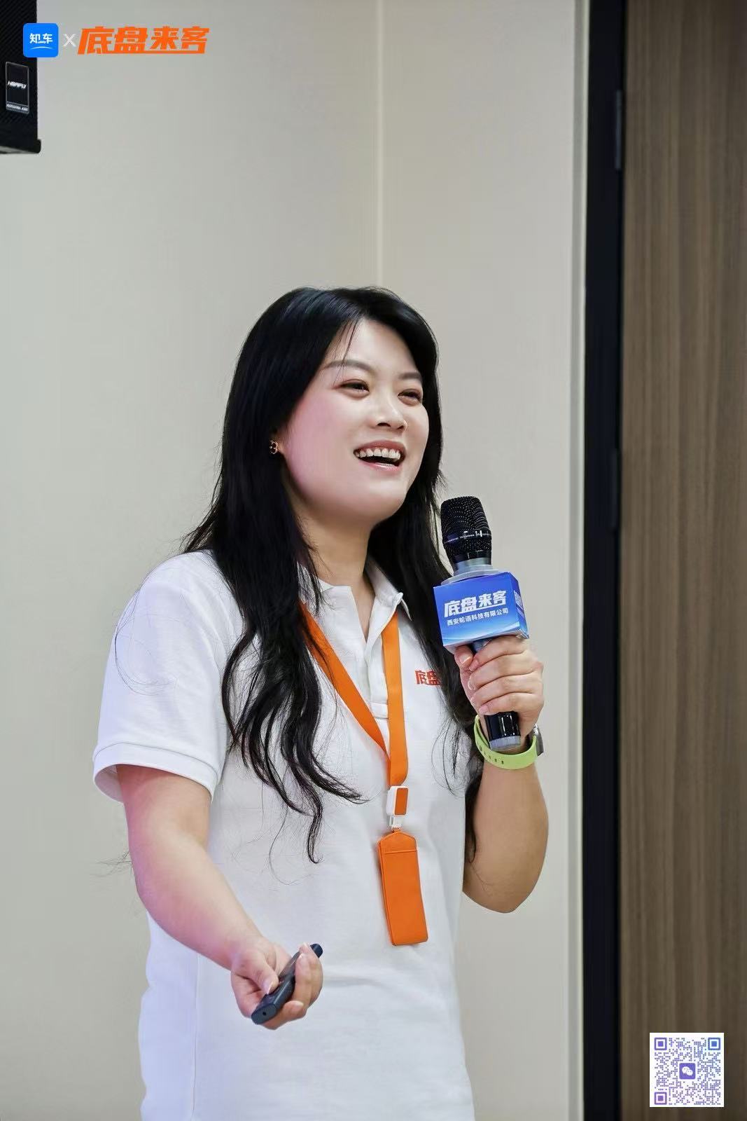 三十八岁左右中年女性头像,穿职业套装,背景简洁
